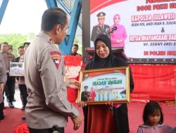 Dua Warga Sinjai Terharu Terima Hadiah Umroh Gratis dari Kapolda Sulsel