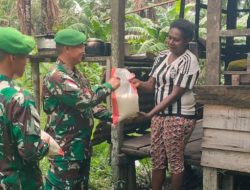 Bagikan Beras Hasil Panen, Satgas Yonif 125 Dipuji Warga Mappi Papua