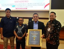 Pj Bupati Sinjai Terima Penghargaan Adipura dari Pj Gubernur Sulsel