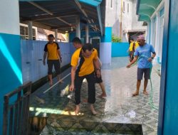 Polisi di Sinjai Gelar Bersih-bersih Masjid Jelang Hari Raya Idul Fitri