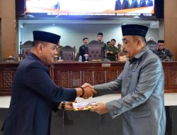 Pj Bupati Sinjai Serahkan Ranperda Pertanggungjawaban APBD 2023