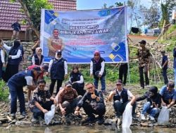 Dukung Ketahanan Pangan, Pj Bupati Sinjai Tebar Benih Ikan di Desa Panaikang