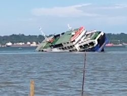 Video Detik-detik Kapal Feri Tenggelam di Perairan Panajam Balikpapan