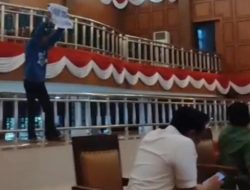 Aksi Empat Mahasiswa Tolak Tambang Susupi Rapat DPRD Sinjai