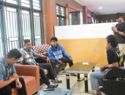 Ini Respon Anggota DPRD Sinjai saat Mahasiswa Tolak Tambang Emas Susupi Ruang Rapat