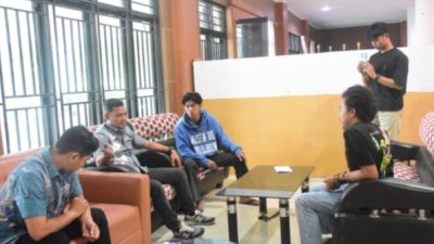 Ini Respon Anggota DPRD Sinjai saat Mahasiswa Tolak Tambang Emas Susupi Ruang Rapat