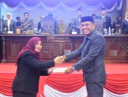 Setujui, Ketua DPRD Sinjai Serahkan Kembali Ranperda PAPBD 2025 ke Bupati