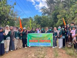 Demi Layani Kesehatan Warga, Nakes PKM Tengngalembang Sinjai Jalan Kaki 2 Kilometer