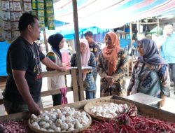 Blusukan Pagi, Bupati Ratnawati Bagikan Celemek dan Pantau Harga Sembako