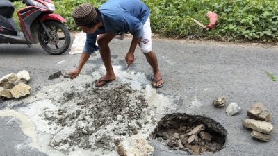 Warga Tambal Jalan Berlubang di Jalur Strategis Sinjai