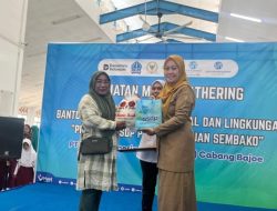 Pj Sekda Bone Apresiasi ASDP Salurkan 500 Paket Sembako untuk Warga Bajoe