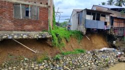 Talud Sungai Ambruk di Sinjai, Dua Bangunan Terancam Longsor