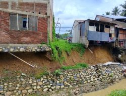 Talud Sungai Ambruk di Sinjai, Dua Bangunan Terancam Longsor