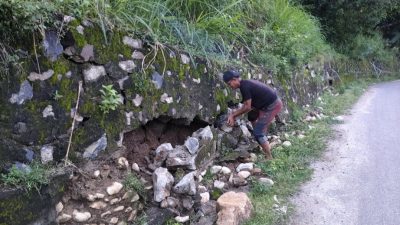 Diguyur Hujan Deras, Talud di Jalan KH Ahmad Dahlan Sinjai Mulai Ambruk