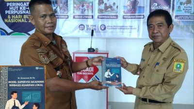 Kadis Kominfo Sinjai Perkuat Literasi Lewat Donasi Buku Pendidikan