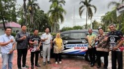 Bupati Sinjai Serahkan Mobil Samsat Keliling, Permudah Warga Bayar Pajak Kendaraan