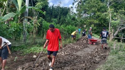 Warga di Desa Sukamaju Sinjai Swadaya Perbaiki Jalan Berlubang Demi Keselamatan