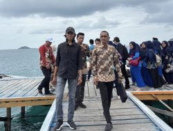 Plt. Kadinkes Sinjai Tinjau Langsung Pelayanan Kesehatan di Pulau Terpencil