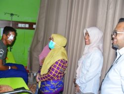 Bupati Sinjai Jenguk Petugas Damkar yang Cedera Saat Padamkan Kebakaran