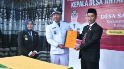 Bupati Sinjai Lantik Dua Kades Antarwaktu di Tellulimpoe