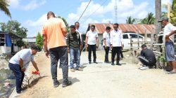 Tinjau Infrastruktur di Barebbo dan Walannae, Bupati Bone Serahkan Motor Sampah untuk Warga