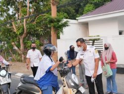 Kabut Asap Karhutla Mengancam Kesehatan, Wabup Sinjai Turun Bagikan Masker