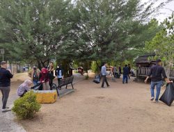BRI Sinjai Gelar Jumat Bersih di Taman Karampuang, Ajak Warga Peduli Lingkungan